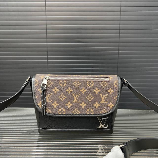 Louisvuitton 路易威登 Pulse邮差包 翻盖单肩包 大容量印花斜挎包 采用精湛镶嵌细工，经典百搭 实物拍摄 原厂原版面料 配送礼盒 防尘袋 18