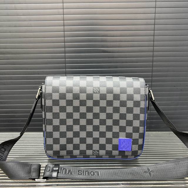 Louisvuitton 路易威登 District 翻盖邮差包男士斜挎包 采用精湛镶嵌细工，实物拍摄 原厂原版面料 配送防尘袋 25 X 20 Cm。