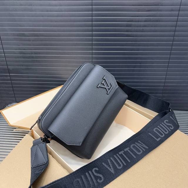 Louisvuitton 路易威登 牛皮版本 Fastline 邮差包 斜挎包 男女通用采用精湛镶嵌细工 实物拍摄 原厂原版面料 配送礼盒 18 X 23 Cm