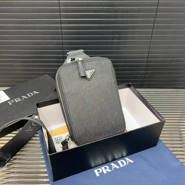 Prada 普拉达 Brique 胸包 斜挎单肩包 采用精湛镶嵌细工，实物拍摄 原厂原版面料 配送防尘袋 22 X 14Cm。