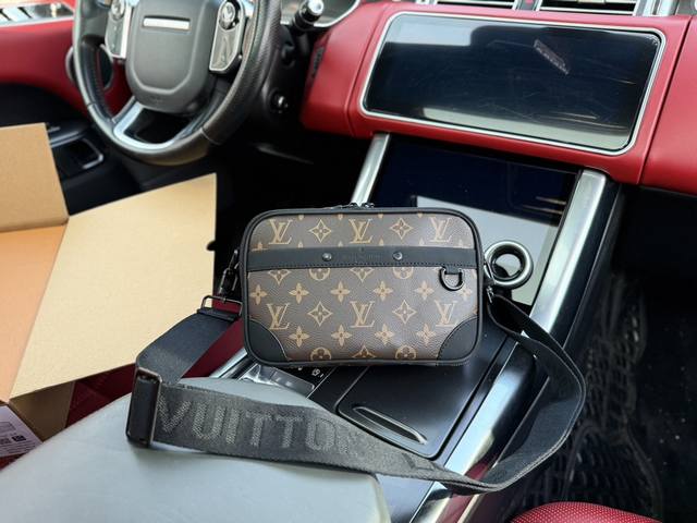 高端货 最新款 “ Louis Vuitton ”Lv单肩包路易威登斜挎差包 M46955 Louis Vuitton Alpha Messenger Nv 可