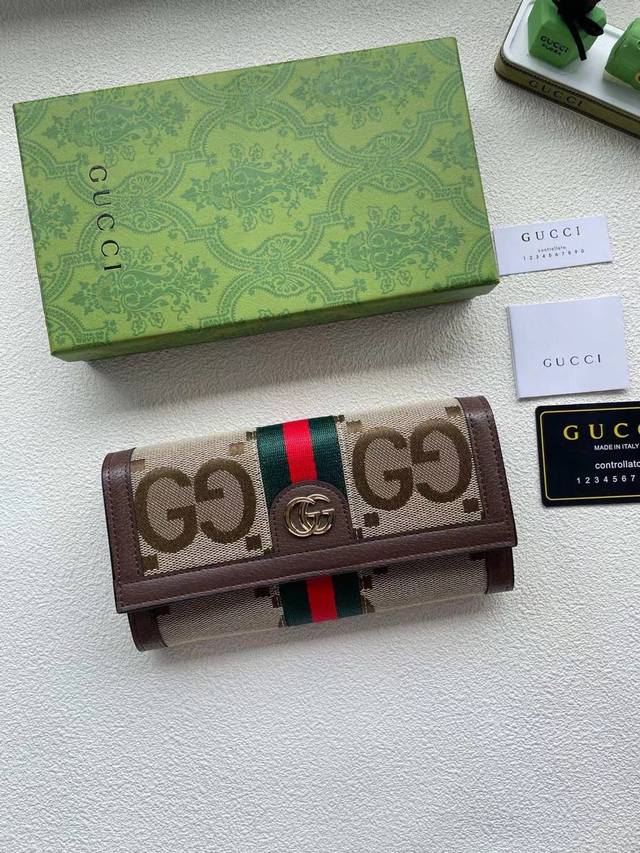 颜色 棕色尺寸 19X10.5Gucci Diana竹节新款钱包全拉链式钱包融合品牌颇具辨识度的元素,匠心装饰竹节配件和字母交织图案细节这款钱包由双图案帆布制作