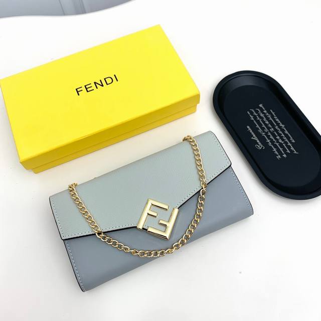 Fendi F09颜色 绿 灰尺寸 19*10.5*3.5 Fendi 专柜同步，可肩背专柜品质顶级进口牛皮 海外订制钥匙扣五金 做工油边精湛