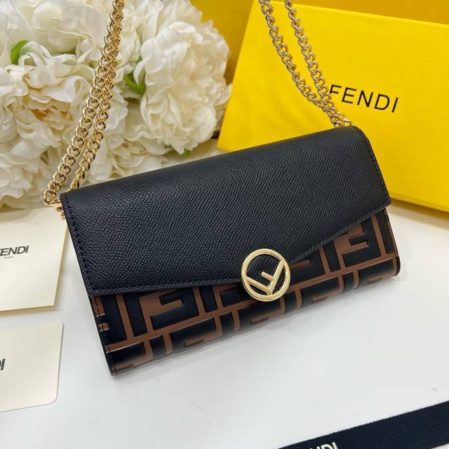 Fendi 2604颜色 黑棕色尺寸 19*10.5*3.5 Fendi 专柜同步，可肩背专柜品质顶级进口牛皮 海外订制钥匙扣五金 做工油边精湛