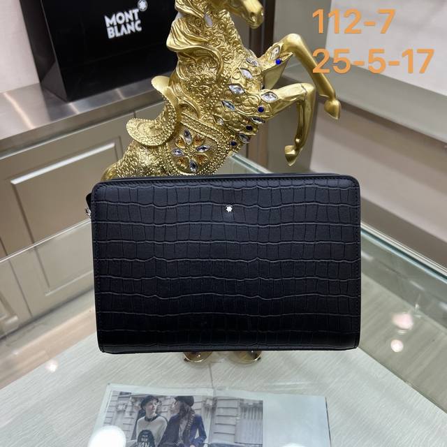 新品 ：Montblanc Lnternational 万宝龙112-7 最新款手拿包，不但包型做得好，而且品质也非常精细，采用进口牛皮，半定型设计，简单大气的