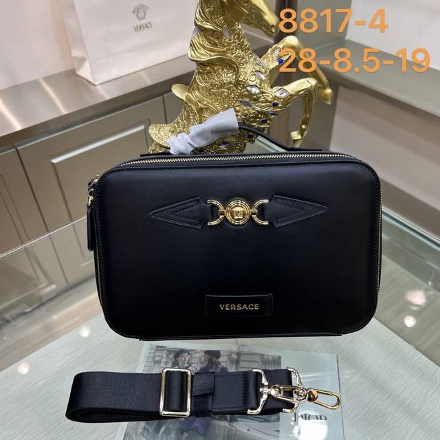 Versace 范思哲8817-4系列 男士单肩包 新装加载 黑金狂想 包袋脱颖出众 满满机能质感，先锋诠释未来主义 潮男必备之品 28-8.5-19