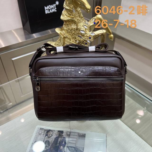 Montblanc International 万宝龙6046-2 万宝龙匠心系列单肩包，风格现代，天生有着随时随地保持精致时尚的造型，并且实用，始终品味高雅，