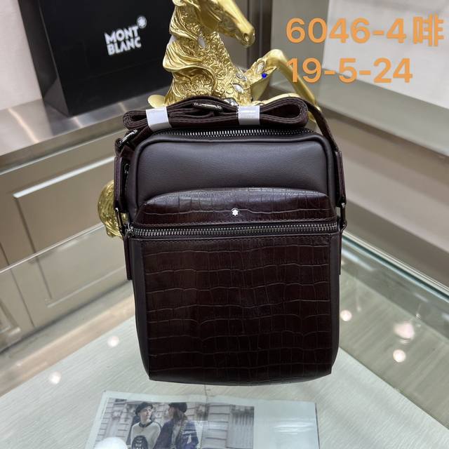 Montblanc International 万宝龙6046-4 万宝龙匠心系列单肩包，风格现代，天生有着随时随地保持精致时尚的造型，并且实用，始终品味高雅，