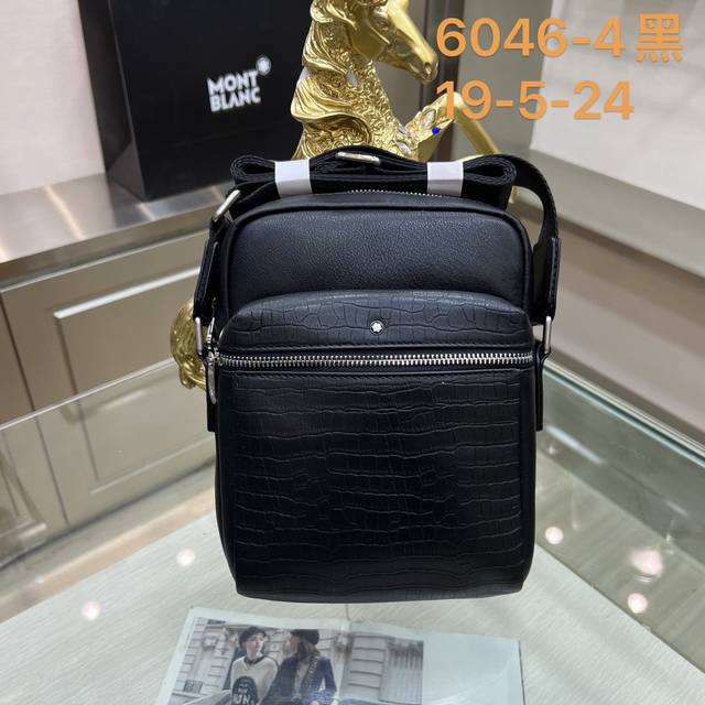 Montblanc International 万宝龙6046-4 万宝龙匠心系列单肩包，风格现代，天生有着随时随地保持精致时尚的造型，并且实用，始终品味高雅，