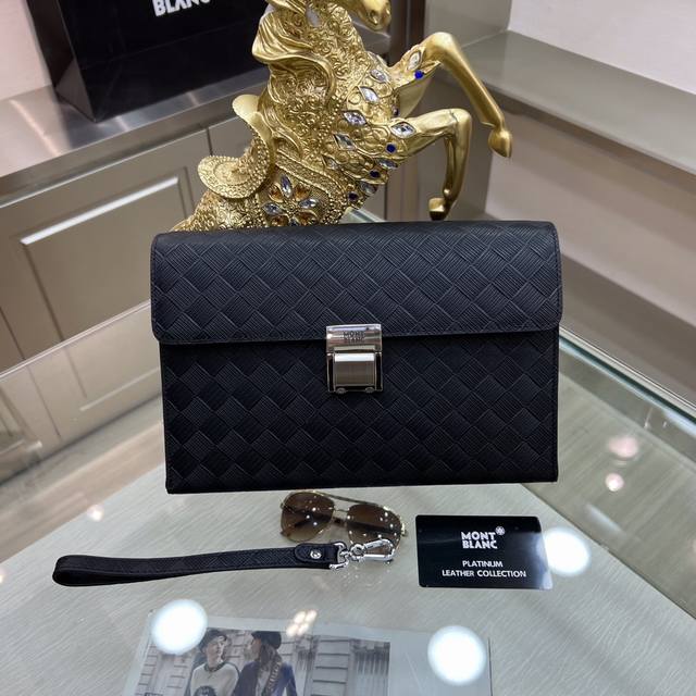 Montblanc International 万宝龙 万宝龙新款男士定型手拿包，采用进口头层牛皮制作，搭配顶级五金配件，带密码锁，在公文包系列中实属佼佼者。商