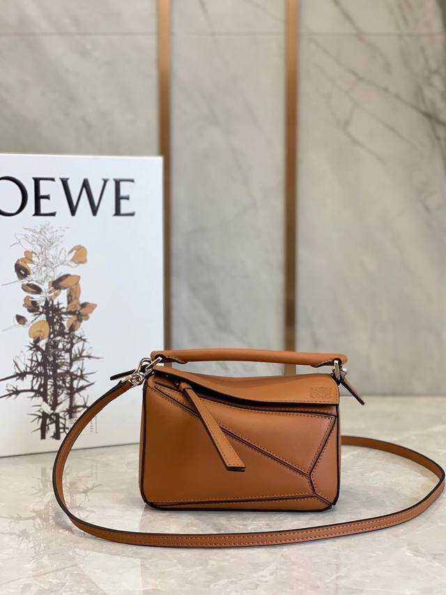 焦糖色 I Loewe You 疯狂种草mini Puzzle 让无数女神醉心的美腻颜色 迷你尺寸：18*12.5*8Cm 包包自身重量几乎忽略，炒鸡实用，出门