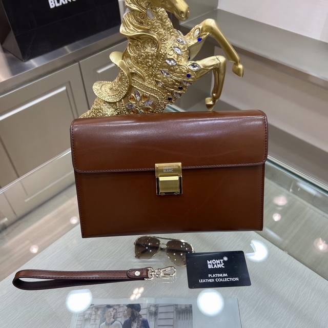 Montblanc International 万宝龙 万宝龙新款男士定型手拿包，采用进口亮光皮制作，搭配顶级五金配件，带密码锁，在公文包系列中实属佼佼者。商务