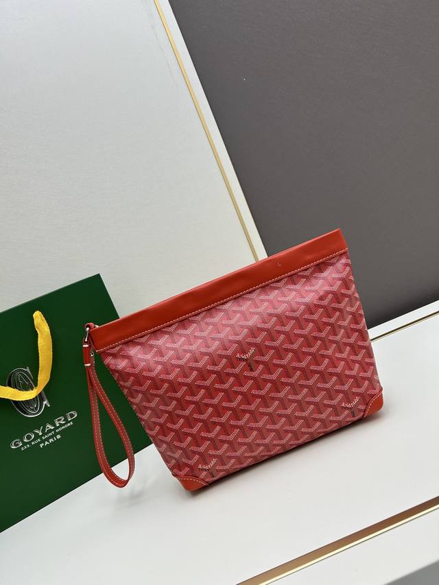 Goyard Conti 你pick哪1个？ Goyardconti戈雅手拿包 随性且实用 在17世纪的法国，一个名为conti Dragons的皇家骑兵团因其