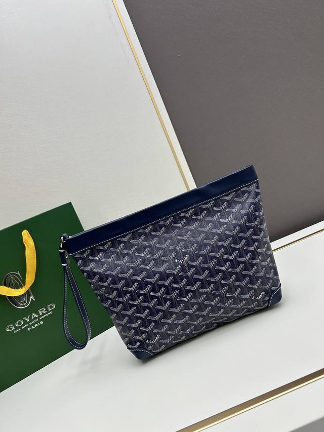 Goyard Conti 你pick哪1个？ Goyardconti戈雅手拿包 随性且实用 在17世纪的法国，一个名为conti Dragons的皇家骑兵团因其