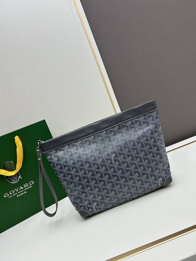 Goyard Conti 你pick哪1个？ Goyardconti戈雅手拿包 随性且实用 在17世纪的法国，一个名为conti Dragons的皇家骑兵团因其