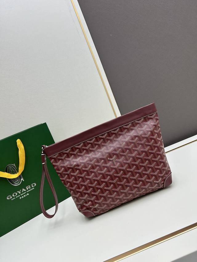 Goyard Conti 你pick哪1个？ Goyardconti戈雅手拿包 随性且实用 在17世纪的法国，一个名为conti Dragons的皇家骑兵团因其