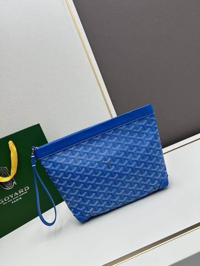 Goyard Conti 你pick哪1个？ Goyardconti戈雅手拿包 随性且实用 在17世纪的法国，一个名为conti Dragons的皇家骑兵团因其