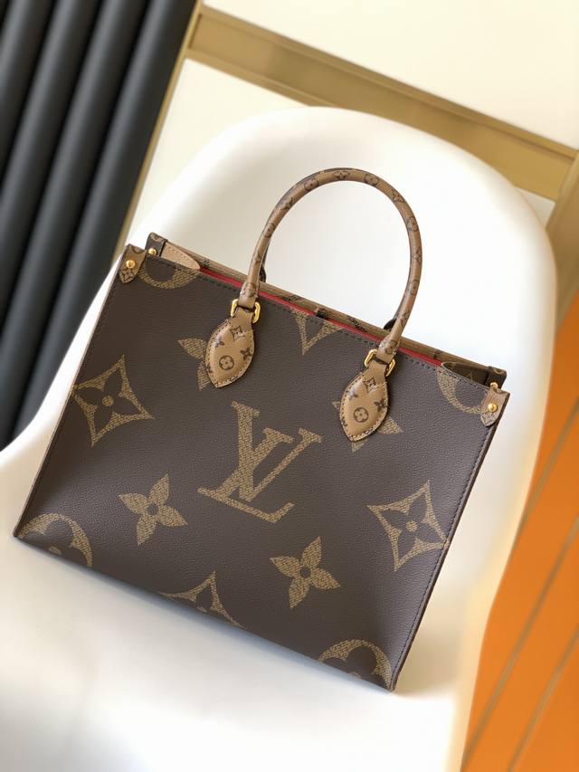 M45321 黑皮长肩带 Onthego 中号手袋将经典 Monogram 帆布与 Monogram Reverse 帆布分饰两侧，迥异风尚随心呈现。Toron