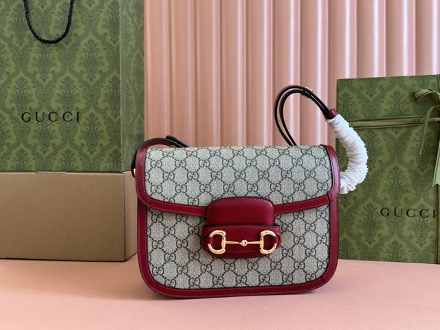 原厂皮配置全套包装三亚免税店礼袋 Gucc” 1955 Horsebit Bag！经典的马衔扣+Monogram+棕色勾边设计，满满的复古。可以三个背法，斜挎，