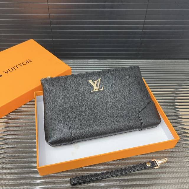 Louisvuitton 路易威登 印花手拿包 牛皮手袋 手包 采用精湛镶嵌细工，实物拍摄 原厂原版面料 配送原版礼盒 18 X 28 Cm。