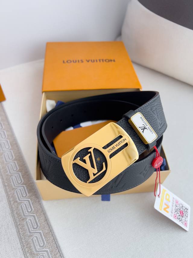 品名： Lv..路易..威登腰带皮带原单 型号：挂扣，经典纯钢材质挂扣，头层牛皮，图片实物拍摄 材料：头层牛皮，挂扣系列，纯钢材质扣头，钯镀电镀工艺永不掉色。原