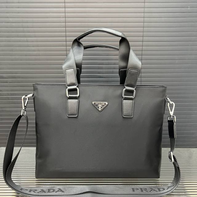 Prada 普拉达 男士帆布公文包斜挎包手提包电脑包 采用精湛镶嵌细工，经典百搭 实物拍摄 原厂原版面料 高端品质 配送防尘袋 28 X 38 Cm。