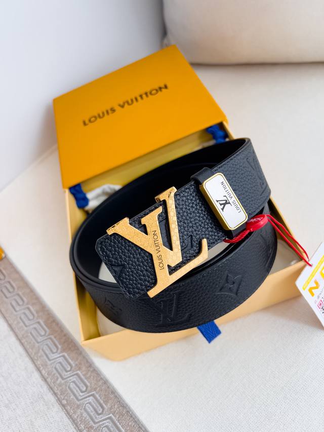 品名： Lv..路易..威登腰带皮带原单 型号：挂扣，经典纯钢材质挂扣，头层牛皮，图片实物拍摄 材料：头层牛皮，挂扣系列，纯钢材质扣头，钯镀电镀工艺永不掉色。原