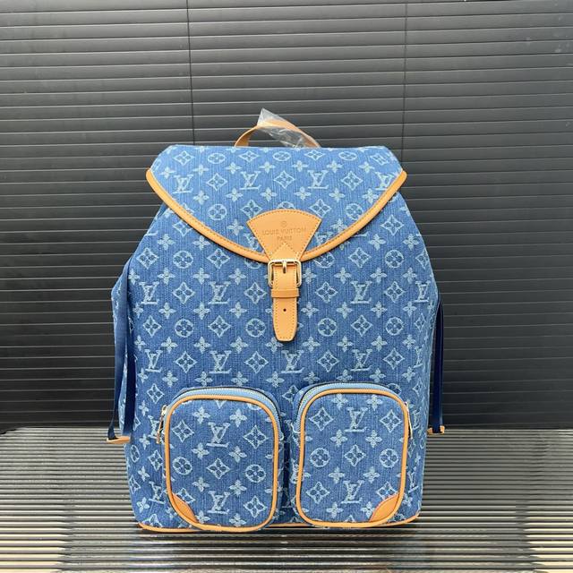 Louisvuitton 路易威登 丹宁牛仔布翻盖抽绳印花双肩包 男士 背包 电脑包经典logo搭配原厂工艺材质 休闲百搭采用精湛镶嵌细工，实物拍摄 原厂原版面