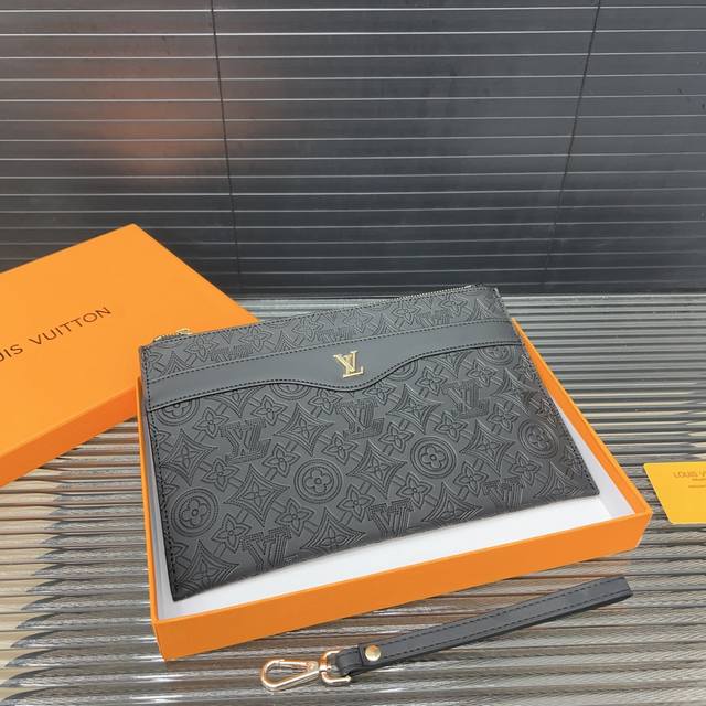 Louisvuitton 路易威登 磨砂牛皮手拿包 手袋 手包 采用精湛镶嵌细工，实物拍摄 原厂原版面料 配送原版礼盒 17 X 27 Cm。