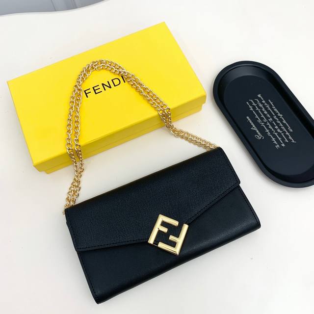 Fendi F09颜色 黑 黑棕尺寸 19*10.5*3.5Fendi 专柜同步，可肩背专柜品质顶级进口牛皮 海外订制钥匙扣五金 做工油边精湛