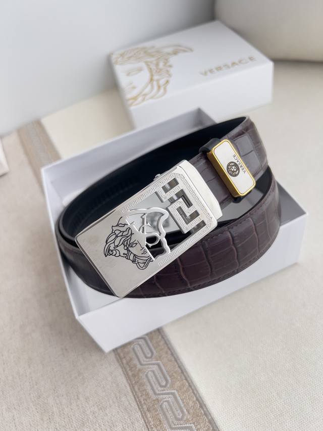 品名：范思哲.Versace.皮带腰带自动皮带 型号：自动带，纯钢材质经典人头自动扣，图片实物拍摄 腰带：百分百头层牛皮，自动带身，保证真皮。24K纯钢扣永不掉