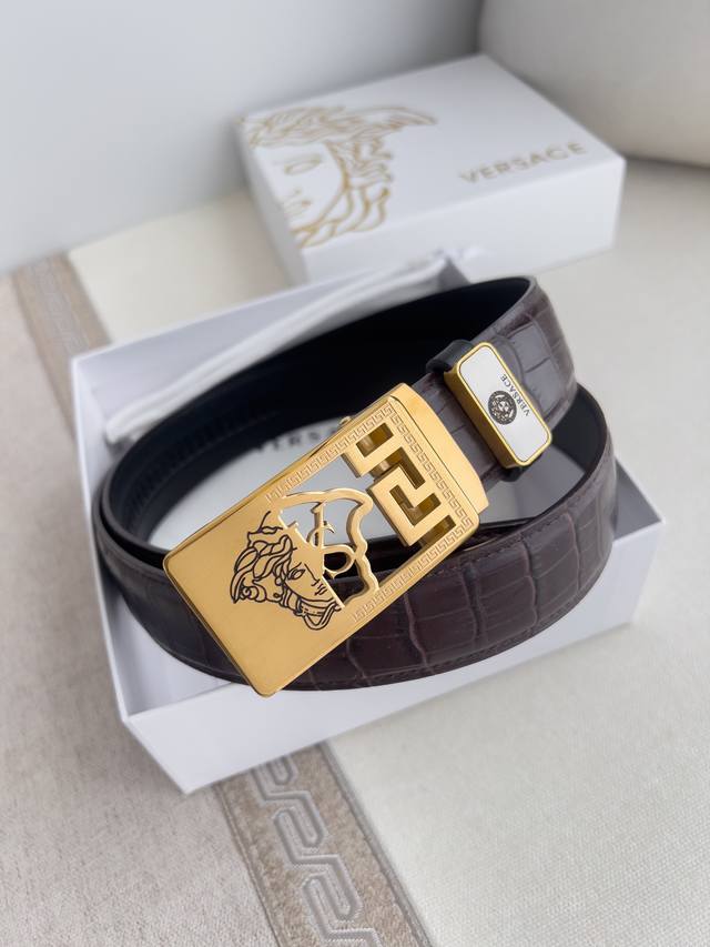 品名：范思哲.Versace.皮带腰带自动皮带 型号：自动带，纯钢材质经典人头自动扣，图片实物拍摄 腰带：百分百头层牛皮，自动带身，保证真皮。24K纯钢扣永不掉