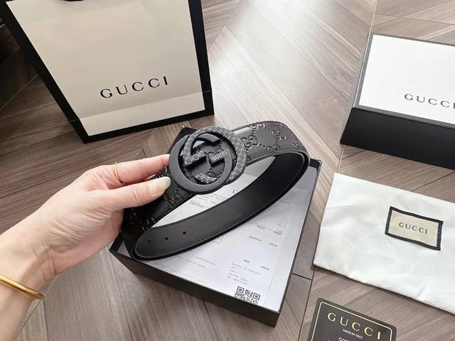 Gucci 古奇新款互扣式g带扣深受品牌辉煌的70年代经典设计所影响，得以重新诠释。安放于织纹纯皮腰带之上。正品一致的吊牌全套包装 配纸袋 礼品盒 亲们下单一定