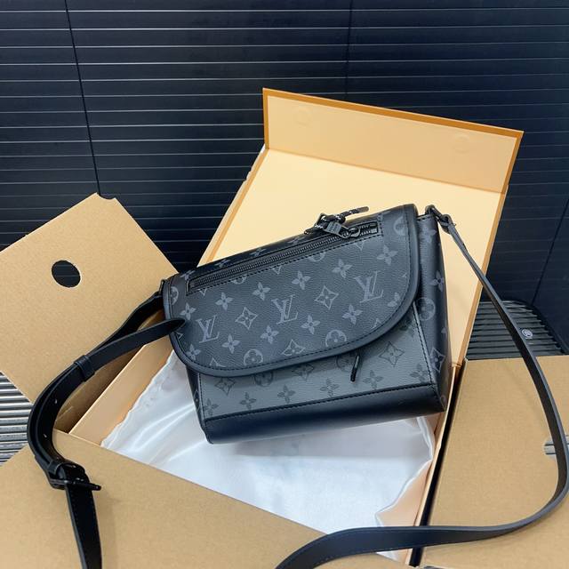 Louisvuitton 路易威登 Pulse邮差包 翻盖单肩包 大容量印花斜挎包 采用精湛镶嵌细工，经典百搭 实物拍摄 原厂原版面料 配送礼盒 防尘袋 18