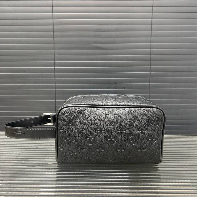 Louisvuitton 路易威登 24Fw 化妆包 洗漱袋 手拿包 采用精湛镶嵌细工，经典百搭 实物拍摄 原厂原版面料 配送防尘袋 礼盒 12 X 22 Cm