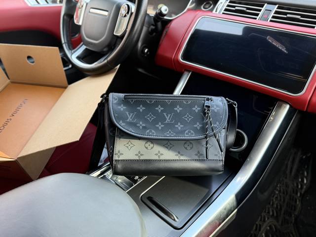 高端货 新款 “ Louis Vuitton ”Lv单肩包 路易威登单肩包 Lv邮差包 M12618。Louis Vuitton Pulse Messenger