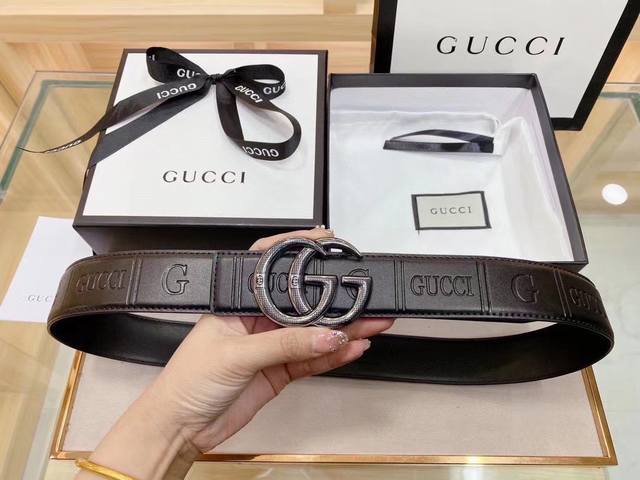 Gucci 古奇新款互扣式g带扣深受品牌辉煌的70年代经典设计所影响，得以重新诠释。安放于织纹纯皮腰带之上。正品一致的吊牌全套包装 配纸袋 礼品盒 亲们下单一定