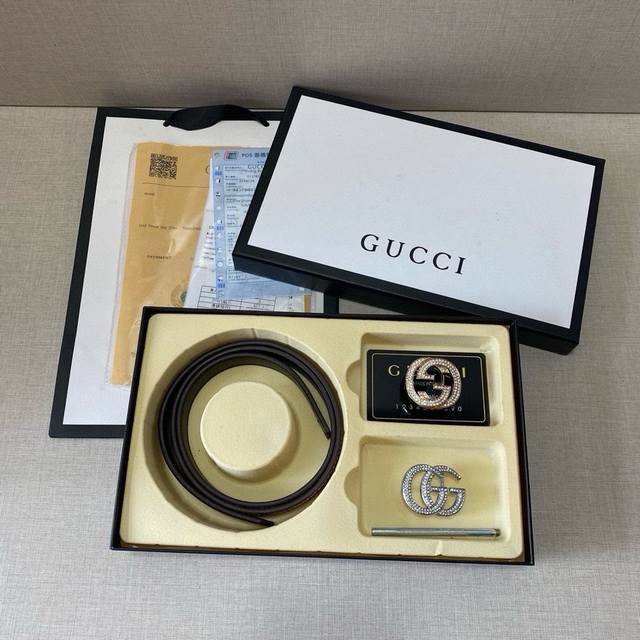 古驰gucci精品款 ☆双扣礼盒套装 含礼盒 专柜有售 Gucci专柜在售正品 此款采用头层牛皮制作 走线油边细致 正品开模 搭配广州原版扣经久耐用、2.5Cm