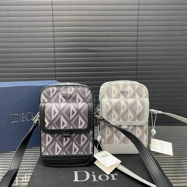 Dior 迪奥 Hit The Road系列 单肩斜挎手拿包手机包男女通用斜挎包 单肩包 采用精湛镶嵌细工，经典百搭 实物拍摄 原厂原版面料 配送防尘袋 折叠礼