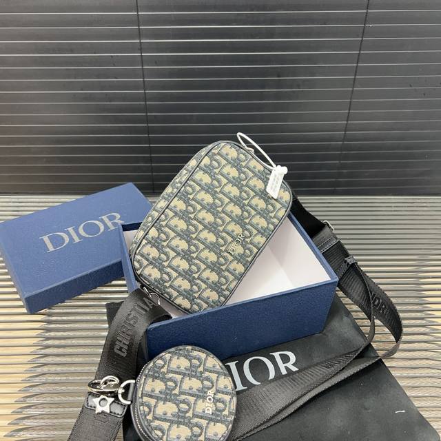 Dior 迪奥 小方包二合一 Cd刺绣针织相机包 男女通用斜挎包 单肩包 采用精湛镶嵌细工 实物拍摄 原厂原版面料 配送防尘袋 礼盒 13 X 20Cm。