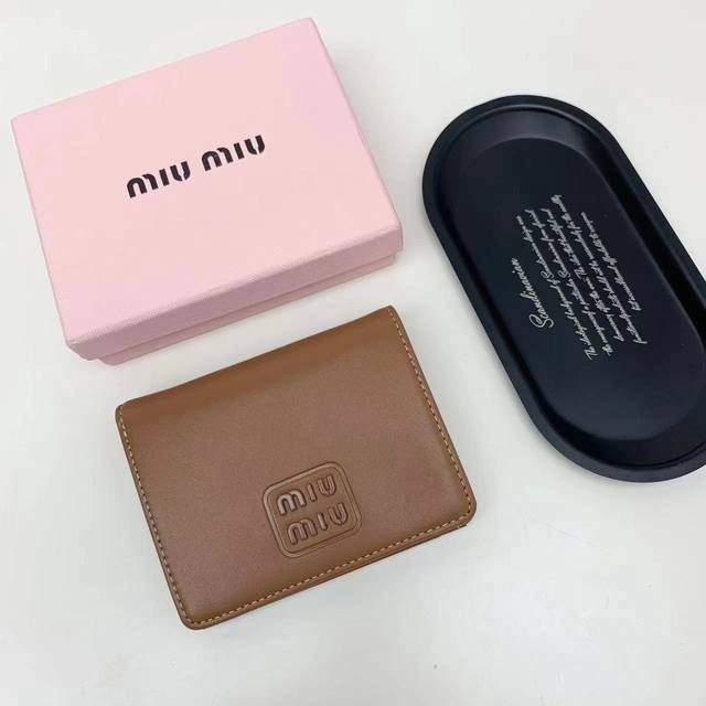 颜色 黑 棕 蓝尺寸 11.5*10*3型号 5238Miumiu专柜最新款火爆登场！采用头层牛皮，做工精致， 媲美专柜！多功能小钱包，超级精致时尚！