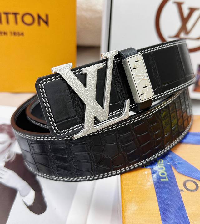 皮带：Lv..路易..威登顶级复刻- 腰带：原单品质百分百进口原厂头层牛皮，保证真皮。雕花工艺.真空电镀.永不掉色.24K纯钢扣头层鳄鱼皮纹路双面可用专柜同等质