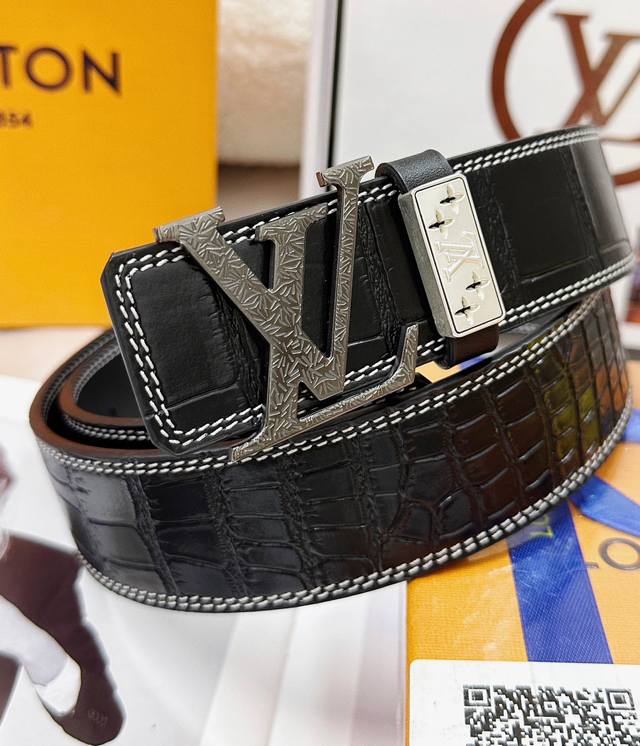 皮带：Lv..路易..威登顶级复刻- 腰带：原单品质百分百进口原厂头层牛皮，保证真皮。雕花工艺.真空电镀.永不掉色.24K纯钢扣头层鳄鱼皮纹路双面可用专柜同等质