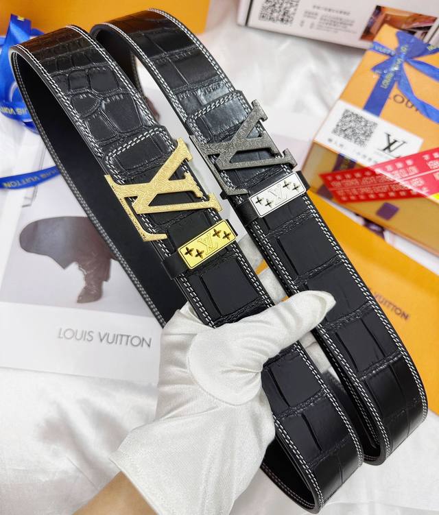 皮带：Lv..路易..威登顶级复刻- 腰带：原单品质百分百进口原厂头层牛皮，保证真皮。雕花工艺.真空电镀.永不掉色.24K纯钢扣头层鳄鱼皮纹路双面可用专柜同等质