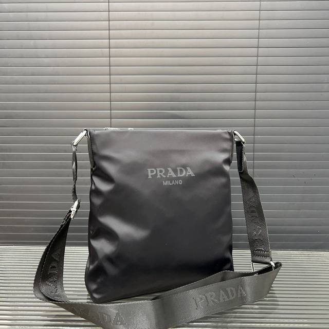 Prada 普拉达 男士帆布公文包斜挎包手提包电脑包 采用精湛镶嵌细工，经典百搭 实物拍摄 原厂原版面料 高端品质 配送防尘袋 28 X 26 Cm。