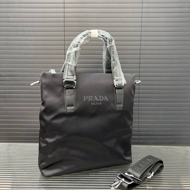 Prada 普拉达 男士帆布公文包斜挎包手提包电脑包 采用精湛镶嵌细工，经典百搭 实物拍摄 原厂原版面料 高端品质 配送防尘袋 28 X 30 Cm。