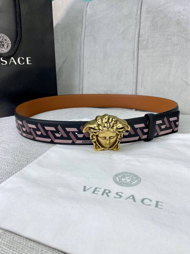 宽度4.0 Cm Versace 范思哲 此款经典的versace腰带由柔软的小牛皮制成，饰有la Greca印花，并配有3D美杜莎腰带扣。