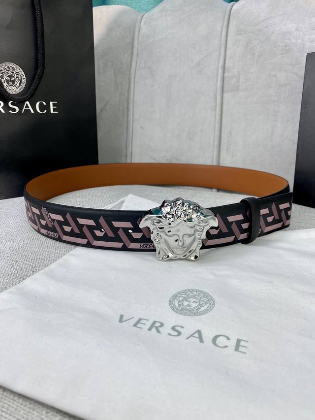 宽度4.0 Cm Versace 范思哲 此款经典的versace腰带由柔软的小牛皮制成，饰有la Greca印花，并配有3D美杜莎腰带扣。