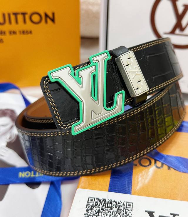 皮带：Lv..路易..威登顶级复刻. 腰带：原单品质百分百进口原厂头层牛皮，保证真皮。彩色边框叠色工艺.真空电镀.永不掉色.24K纯钢扣鳄鱼皮纹路，双面可用专柜