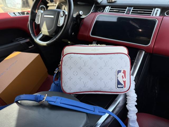 高端货 新款 “ Louis Vuitton ”Lv单肩包 路易威登邮差包 M45583 Louis Vuitton X Nba 联名款 老花满印可调节肩带 涂